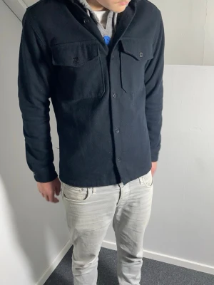 overshirt - En riktigt shyyst over shirt som är i vra kvalitet och förutom en liten fläck på höger arm som antagligen går bort i tvätten 