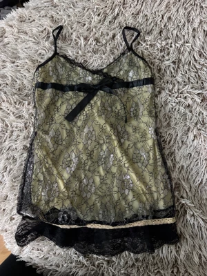 Spets topp - Ca S/Xs. Finns lite defekter emn annars jätte fin topp.  Var min mammas ett par år sedan💗.