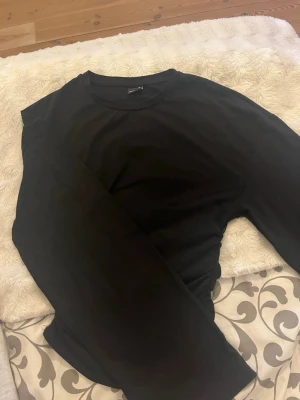 Svart långärmad topp från Gina - En enkel och stilren svart långärmad topp som går in vid midjan, endast använd en gång och varsamt så som ny💓 skriv vid frågor! 