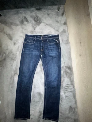 Replay jeans storlek 33 - Replay jeans i mycket bra skick. Anledningen till att jag säljer jeansen är att de var för stora för mig. Nypris;-1499kr. Pris kan diskuteras! 