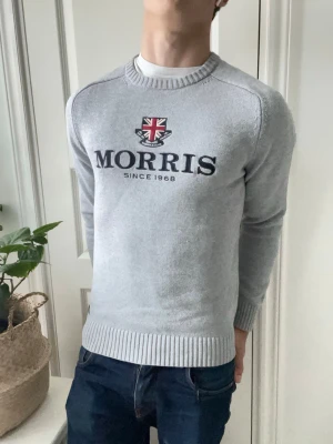 Morris tjock tröja  - Morris tjock tröja i storlek M, inga defekter och passar lite litet på modellen som är 180 cm 75 kg! Kom med frågor 🙏