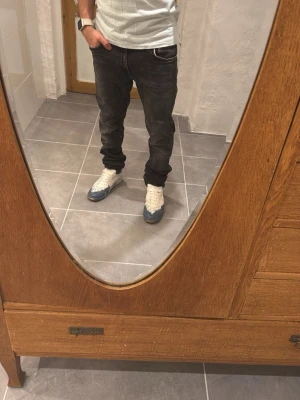 Nudie jeans  - Ett par snygga byxor från Replay i storlek W33 L34 i modellen skinny Lin! Kan gå ner i pris vid snabb affär😊