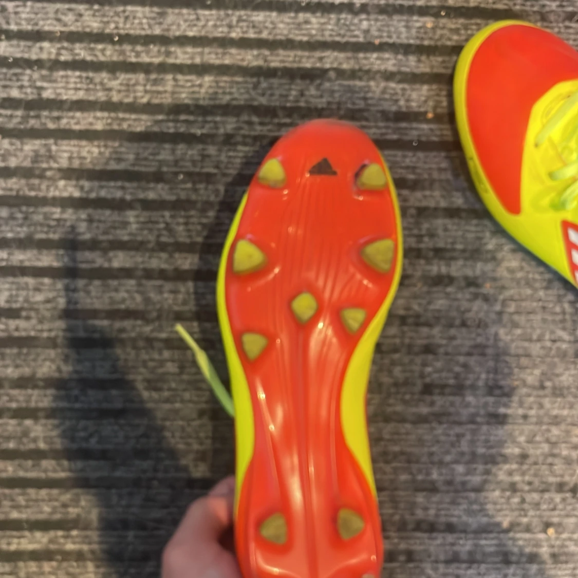 Adidas fotbollsskor i neon och rött - 4