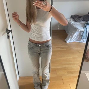 Grå lågmidjade jeans från gina  - Snygga grå jeans från Gina tricot, lågmidjade och bootcut. Storlek 34/ xs. Sjukt snygga🥰🥰