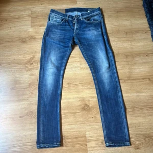 Dondup George - Snygga blå jeans från Dondup, modell George Skinny Fit. Jeansen har en smal passform, klassisk femficksdesign och coola slitningar framtill. Tillverkade i stretchig denim för extra komfort. Perfekta för dig som gillar en modern och tight look.