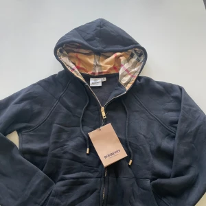 Svart hoodie  - svart hoodie 