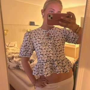 Blouse🩷 - Super cute blouse 💞 Size xs, but I’m saying that it fits as well for size s or m!