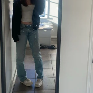 blå raka jeans  - Säljer ett par raka blå jeans i storlek 36❣️kom privat för mer bilder