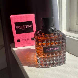 Valentino Donna Intense 100ML - Valentino Donna Intense – 97/100 ml  En varm och söt doft med tydliga vanilj- och jasminnoter, men jag har helt enkelt inte använt den. Den är nästan full – 97 av 100 ml kvar.  Nypris ligger runt 1 800 kr, men jag säljer för 999 kr. Hör gärna av dig om du vill veta mer eller se fler bilder!