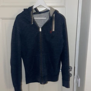 Mörkblå hoodie från Polo Ralph Lauren - Mycket fin zip hoodie används inte jätte mycket pga att den är för liten. En mycket liten fläck som knappt syns på sista bilden.