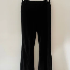 Svarta bootcut kostymbyxor - Snygga svarta kostymbyxor med bootcut-snitt och klassisk midja. Använt ett par gånger. Skicka ett meddelande för fler bilder.