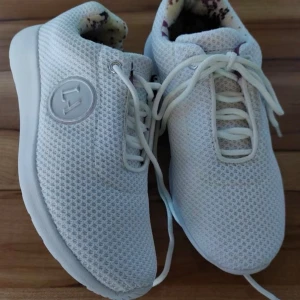 Säljer Helt Nya Lascana Skor vita  - Outletfynd i nyskick! Aldrig använda. Kartong saknas, men snabb leverans 🚀