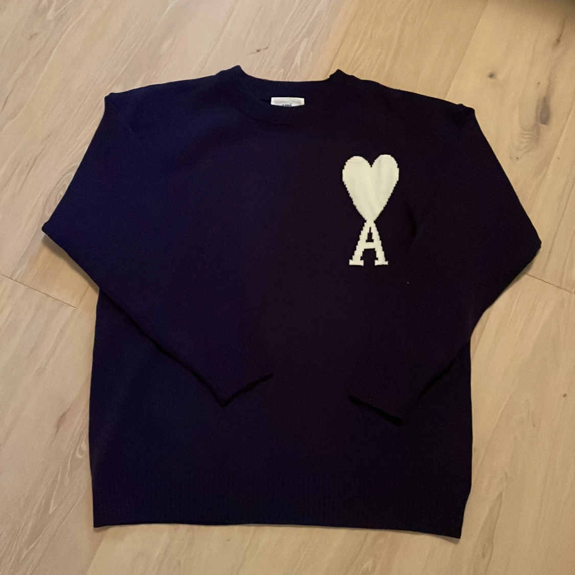 Mörkblå stickad tröja från Ami