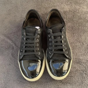 Lanvins - svarta - Säljer ett par svarta lanvins🙌🏻| Storlek 43 | Skick 10/10🔥-helt oanvända | Skriv vid minsta  fundering 💭|