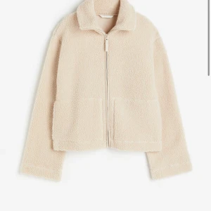 Beige teddyjacka med dragkedja - Säljer denna så mysiga och populära teddy jacka från hm. Knappt använd! 🥰