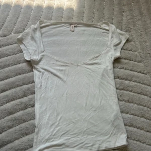 Vit topp - Från Nelly använd 2 gånger❣️