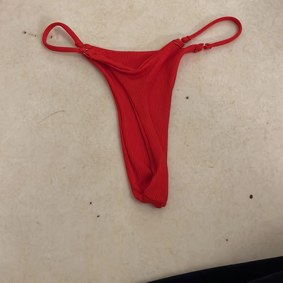 Röd ribbad bikini med knyt - 1