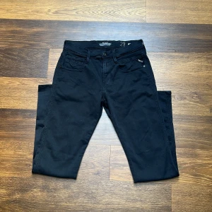 Svarta Replay Anbass jeans, stl 29 - Säljer dessa riktigt fina Replay jeans i storlek 29/32! Längd 102 cm, bredd 37 cm. Skick 9/10! Priset är inte hugget i sten. Hör av dig vid frågor! Fraktar oftast samma dag😁