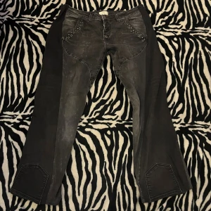 Svarta jeans med nitar från Isay🍒🖤 - Coola svarta jeans från Isay med detaljer och breda svarta paneler längs sidorna. Fickorna är dekorerade med silverfärgade nitar och öljetter.🍒🖤 dom är väldigt Lowaist 🍒🖤