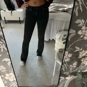 Låg midjade jenas  - Super snygga ”low boot” jeans i storlek S💖jättesköna och stretchigt material, är även i topp skick😍