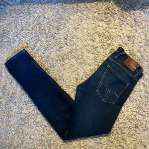 Replay Anbass jeans blå herr slim fit  - Replay anbass jeans blåa med slim fit o stretchigt material. Storlek 32, nytt skick, inga märkvärdiga anmärkningar. Postas antigren samma dag som köp eller dagen därpå🙌