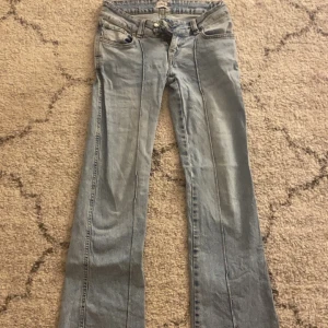 Blåa jeans - Jag säljer mina jeans från lager 157 för dom kommer inte till användning längre men är i jätte fint skick och är jätte fina köpte för 500-600 för bara någon månad sen och är knappt använda så säljer för 199