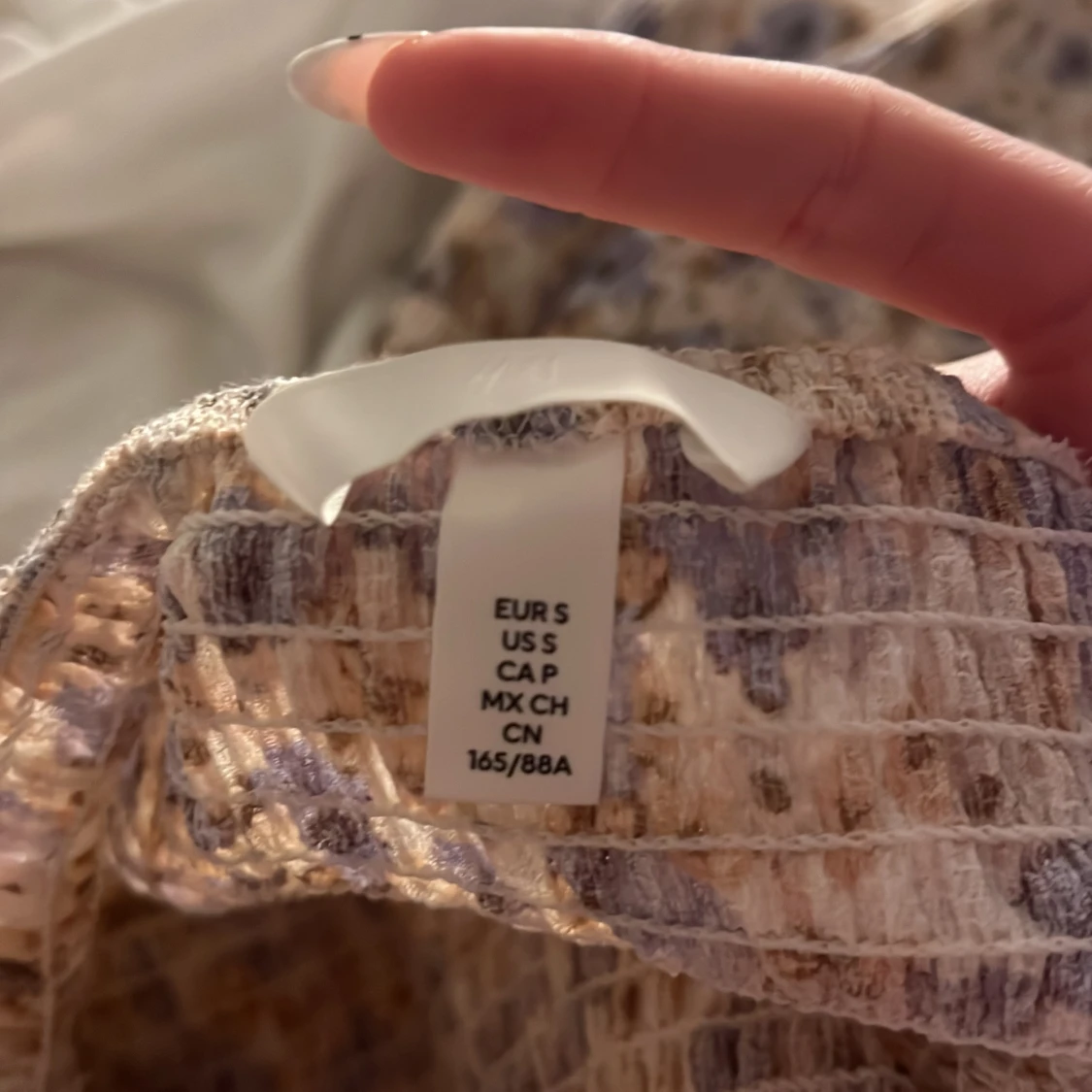 Blommig kortklänning med puffärmar - 1