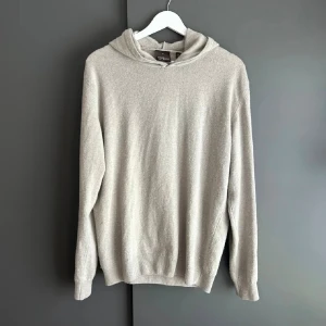 Oscar Jacobson Kashmir hoodie - Säljer denna snygga oscar Jacobson kashmir hoodien!🙌Nypris = 1999kr🤝Storlek S passar S!👍 Skick :9,5/10!⭐️Hör gärna av er om ni har funderingar!👍
