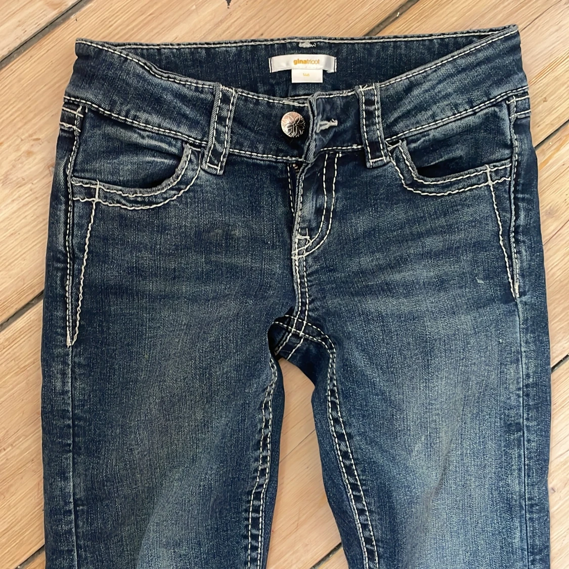 Mörkblå jeans med broderade bakfickor - 1