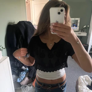 Svart spetsig  blus från Zara - säljer en fin blus då den inte kmr till användning 🥰