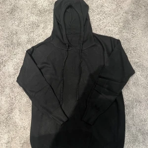 MERINOULL HOODIE ALDRIG ANVÄNT HELT NY😁 - Helt ny merinoull tröja köpt för mig men var för liten eftersom jag tog fel storlek, skit snygg och  skön, Ge pris förslag