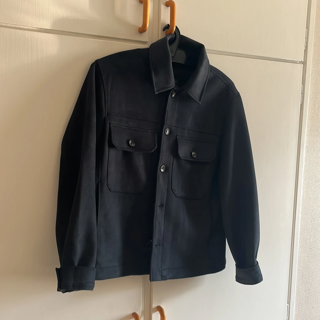 Mörk blå jacka från Zara i mocka-look