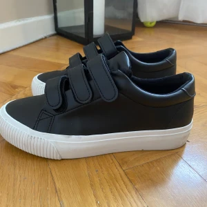 Svarta sneakers med kardborre från Even&Odd - Svarta sneakers från Even&Odd! Använda endast en gång💗 350 kr. Storlek 38! 