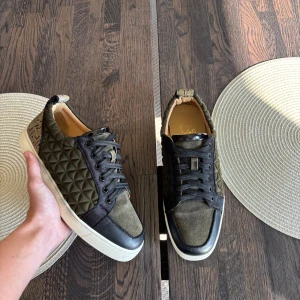 Christian Louboutin  - Tja! Säljer nu ett par Christian Louboutin skor i en schysst färg | Skorna har använts en del så slitage förekommer på vissa ställen men fortfarande hela & fina | Storlek 41 | Inget og ingår utan enbart skorna | Kom privat för fler bilder eventuellt frågor kring skorna, mvh Max😀