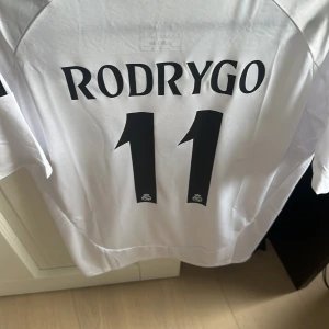 Rodrygo real Madrid fotbollströja - Helt ny real Madrid fotbollströja i storlek S