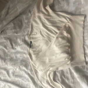 Beige stickad tröja från Bik Bok - Supermjuk beige stickad tröja från Bik Bok i storlek M. Tröjan har v-ringning och långa ärmar, perfekt för lager-på-lager och chill dagar. Enkel och stilren design som är lätt att matcha med allt. Kommit till användning men i bra skick 😊