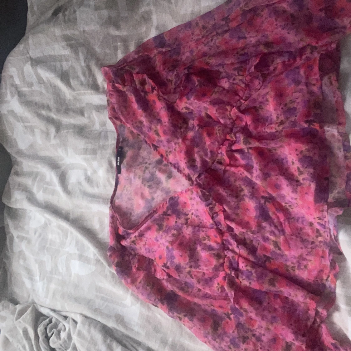 Blommig rosa söt topp från BikBok