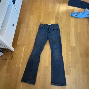 Svarta bootcut jeans från Zara - Snygga svarta jeans från Zara med bootcut-modell och klassisk femficksdesign. Jeansen har normal passform och är tillverkade i stretchigt denim för extra komfort. Perfekta för dig som gillar en tidlös look med lite utsvängda ben.
