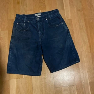 Guess shorts - Säljer ett par guess shorts pga för små.
