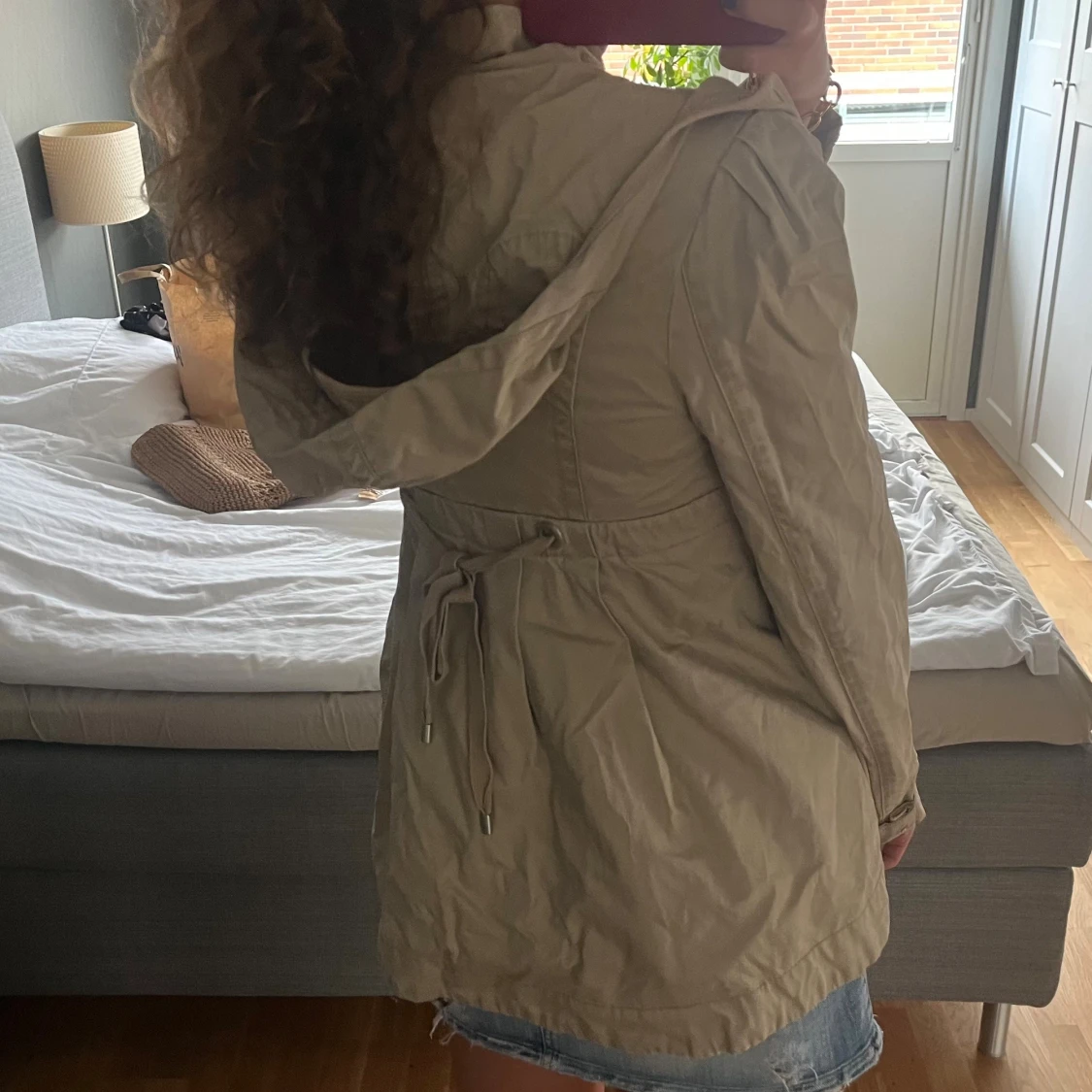 Beige trench coat med huva och snörning - 1