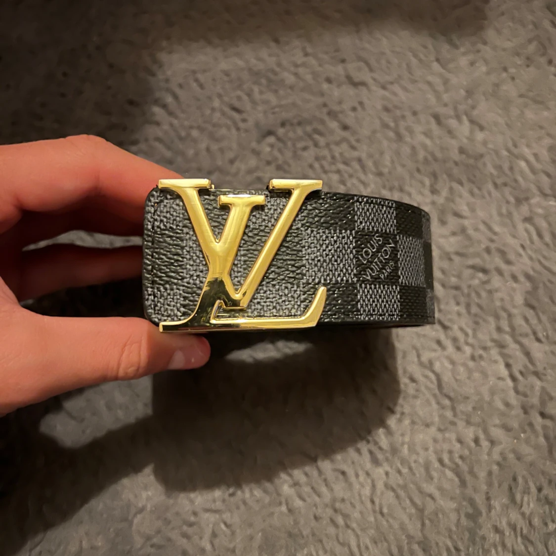 Snyggt svart bälte med guld logga