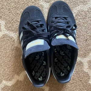 Adidas Spezial sneakers mörkblå - Säljer mina adidas spezial som knappt är använda då dem tyvärr är lite för små för mig. Skorna har inga defekter.