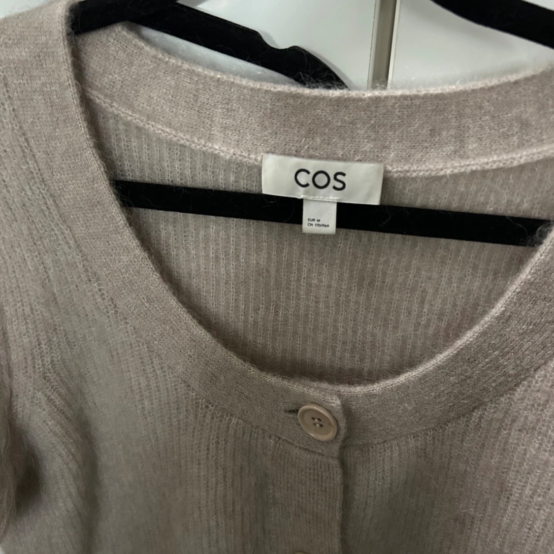 Beige stickad kofta från COS - 2