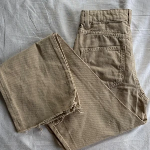 Beiga straight fit jeans Stradivarius - Beiga jeans från Stradivarius med long straight fit. Liten knappt synlig fläck ser på tredje bilden