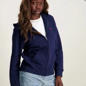 Marinblå hoodie från Polo Ralph Lauren - Nästan helt ny polo Ralph Lauren zip hoodie fårn polo Ralph lauren💘 Kom tyvärr inte till användning❤️