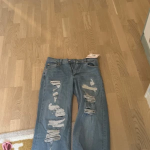 Nelly jeans  - Säljer mina helt oanvända Nelly jeans! Dem är aldrig använda och lappen sitter kvar. 