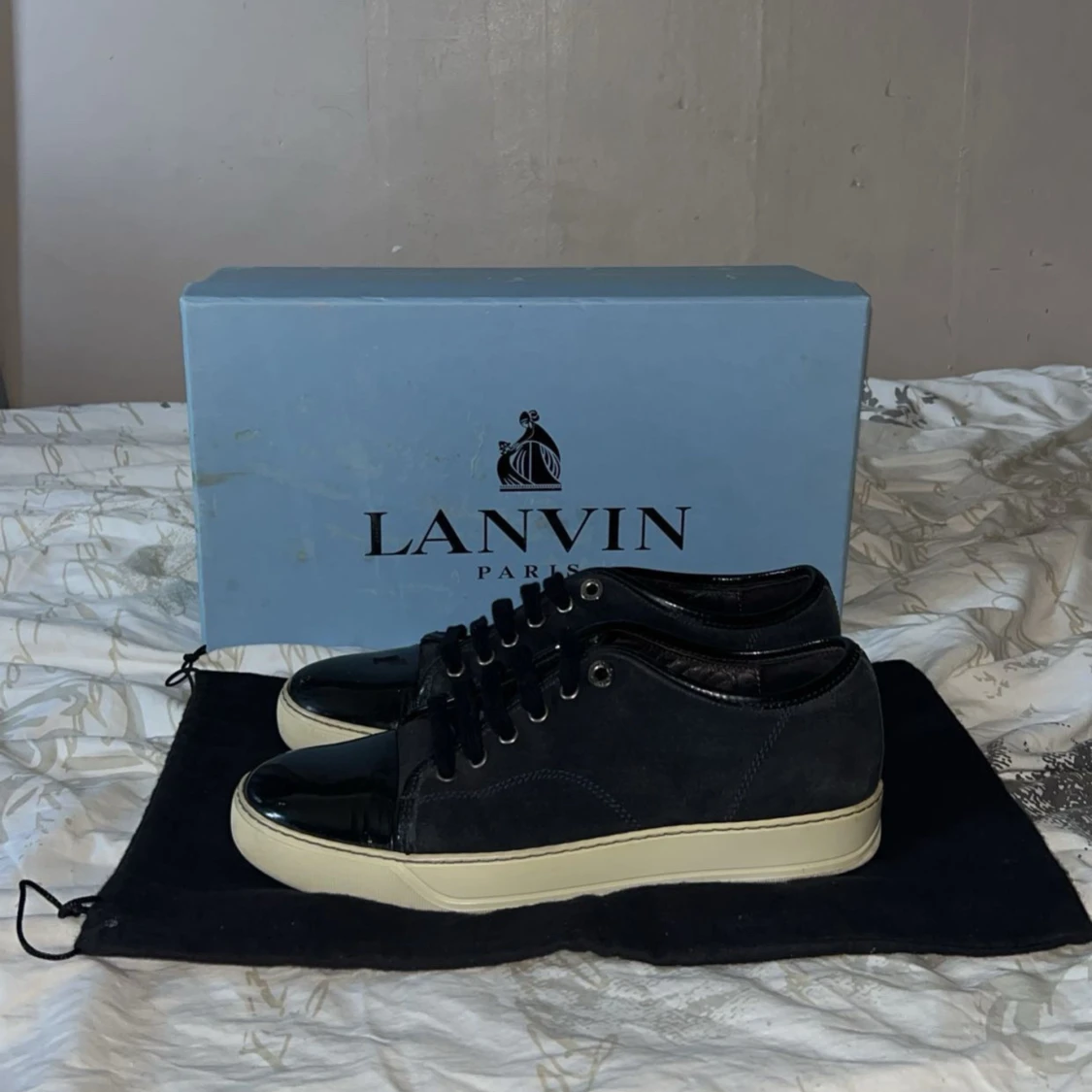 Mörkblå sneakers från Lanvin med lackdetalj