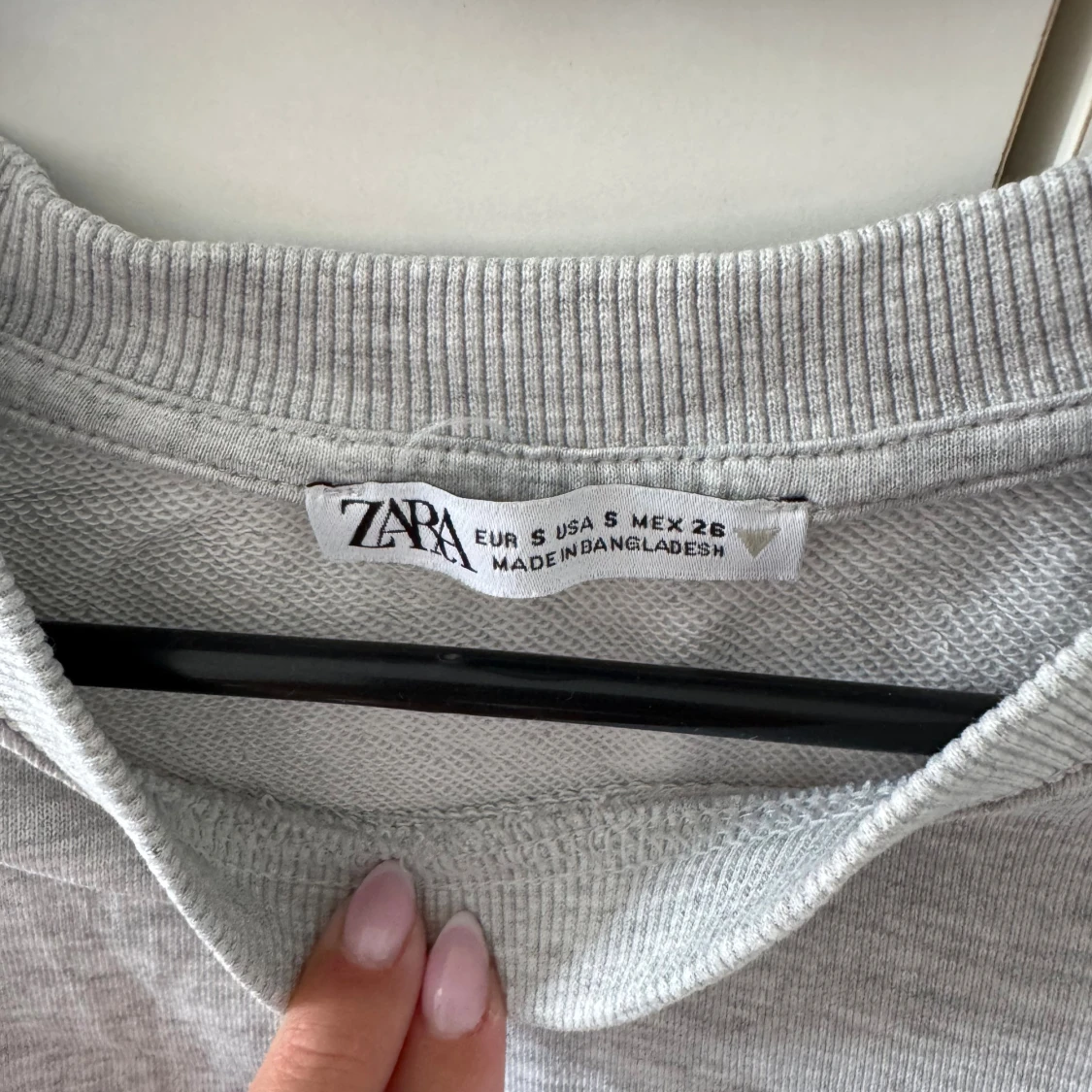 Grå croppad topp från Zara - 1