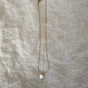 Guldhalsband med pärlhänge - Snyggt halsband från WOS. Ej användt 