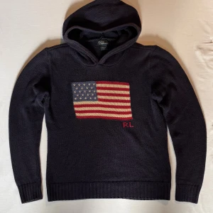 Marinblå Stickad Ralph Lauren Tröja - Snygg marinblå stickad tröja från Ralph Lauren. En väldigt limiterad modell som är svår att få tag på✨. Grymt bra skick! Storlek S. Nypris på denna ligger runt 4000kr, säljs för 1500kr. Kom privat för fler frågor! MVH
